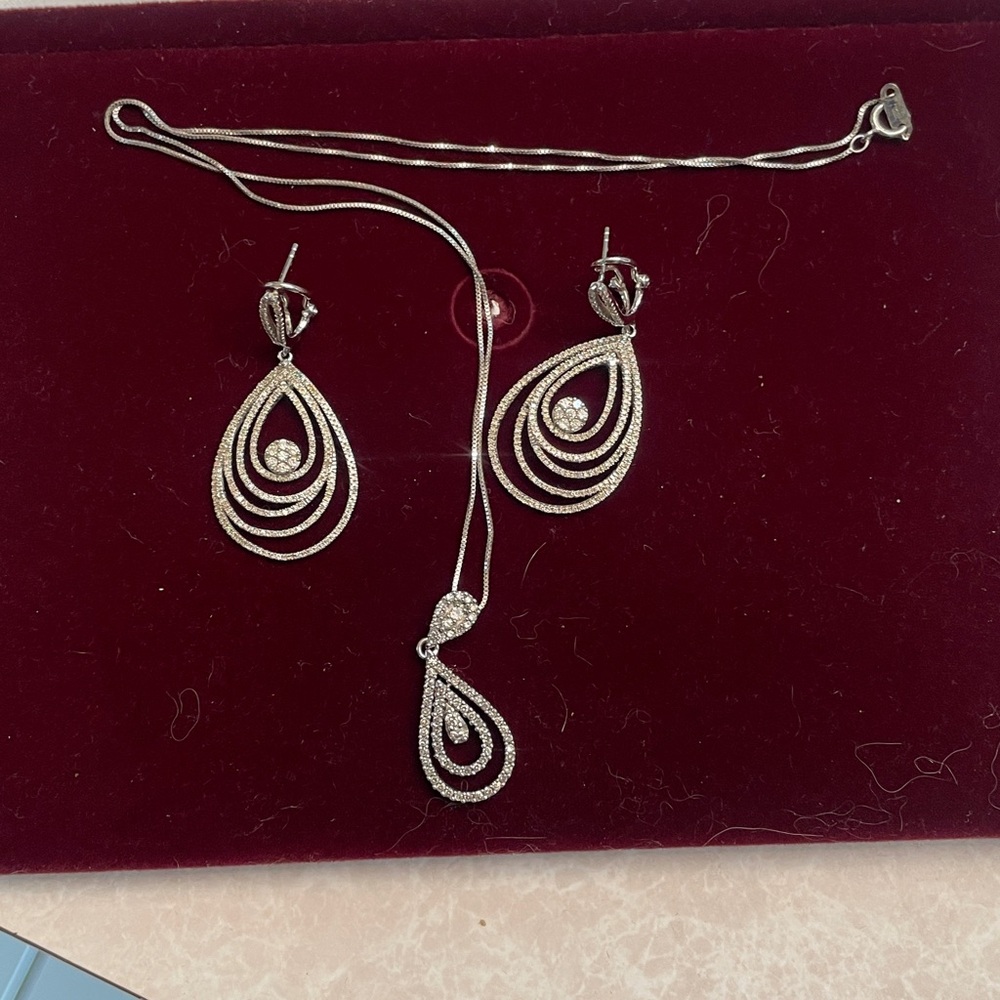 10 karat white gold and diamond Teardrop Necklace & Earrings Set - Picture 7 of 12